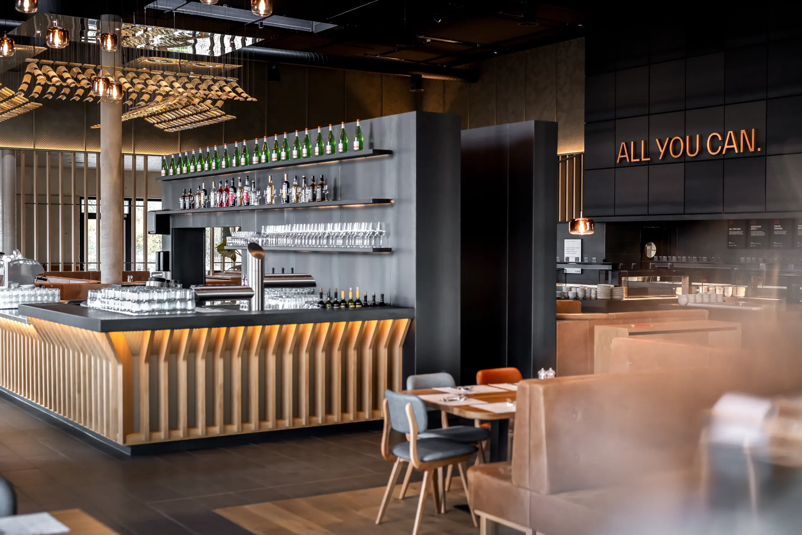 moderne Bar in Buffet-Restaurant mit stilvoller Inneneinrichtung und stimmungsvollen Licht