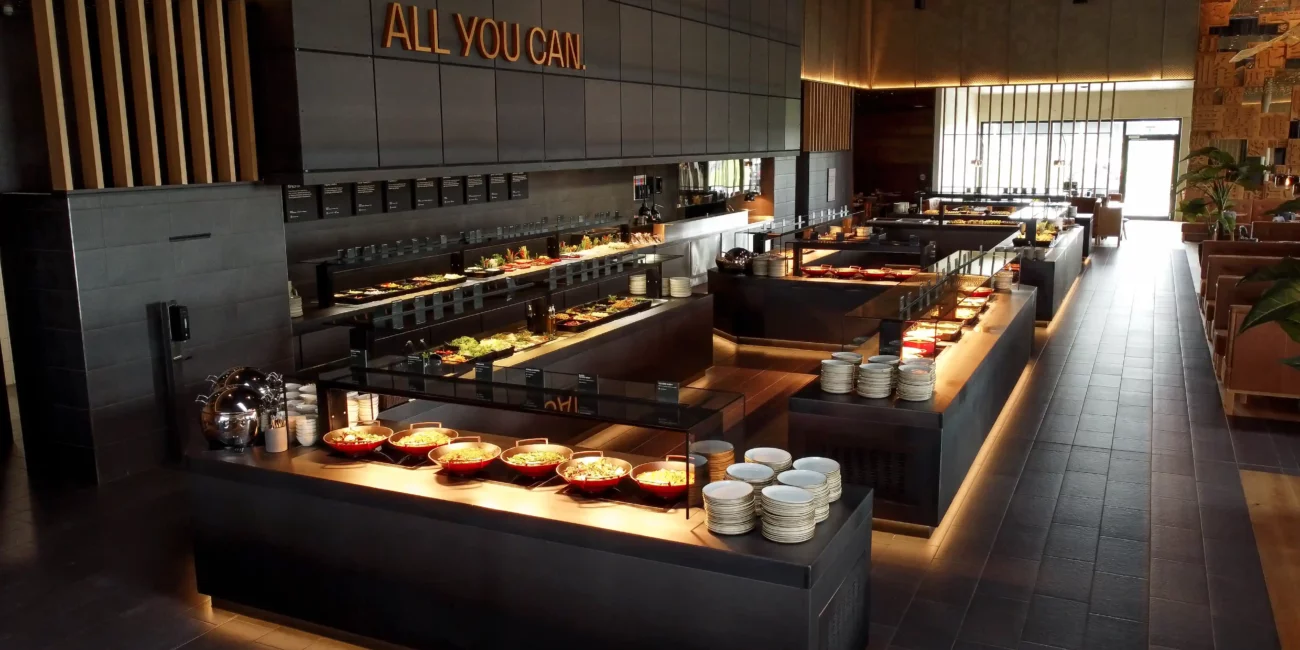 Ein bunt gemischtes asiatisches Buffet mit riesen Auswahl an veganem und vegetarischen Essen in einem stylish designtem Raum in romatischer Licht Atmosphäre