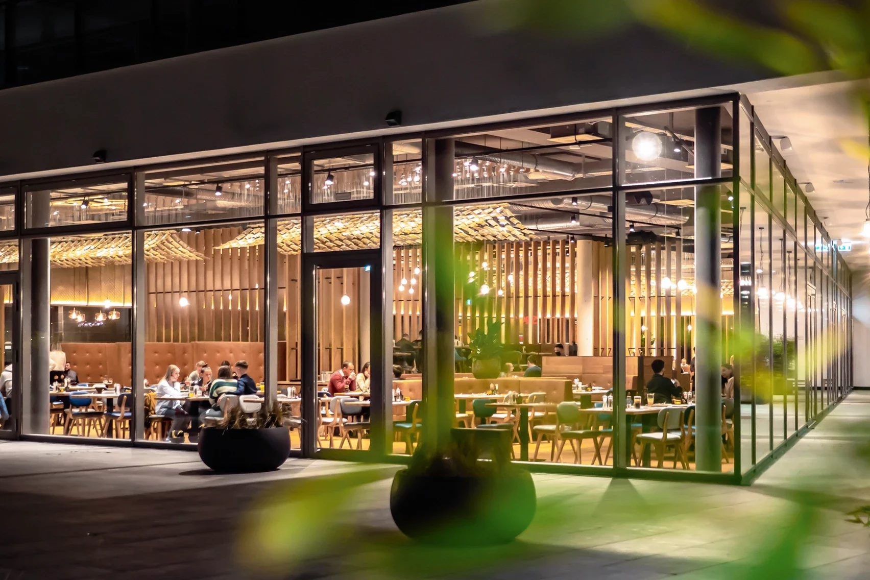 Ein stylishes Restaurant mit Glasfassade in stimmungsvollem Licht
