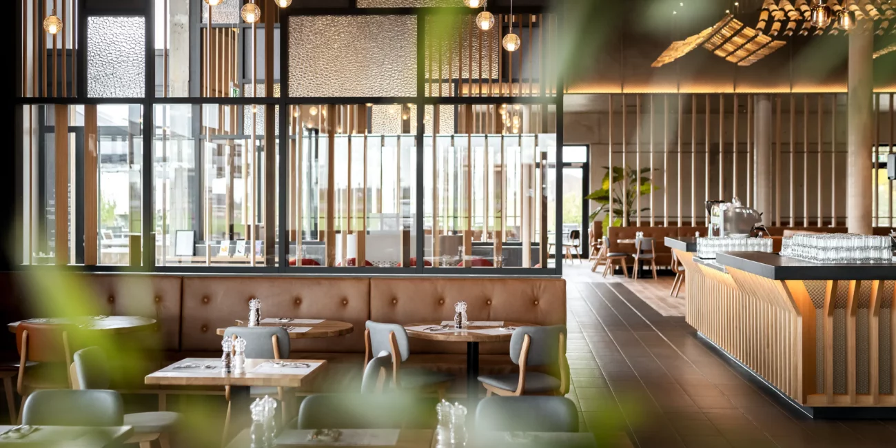 helles modernes Restaurant mit geschmackvoller Gastro Inneneinrichtung und stimmungsvollen Licht