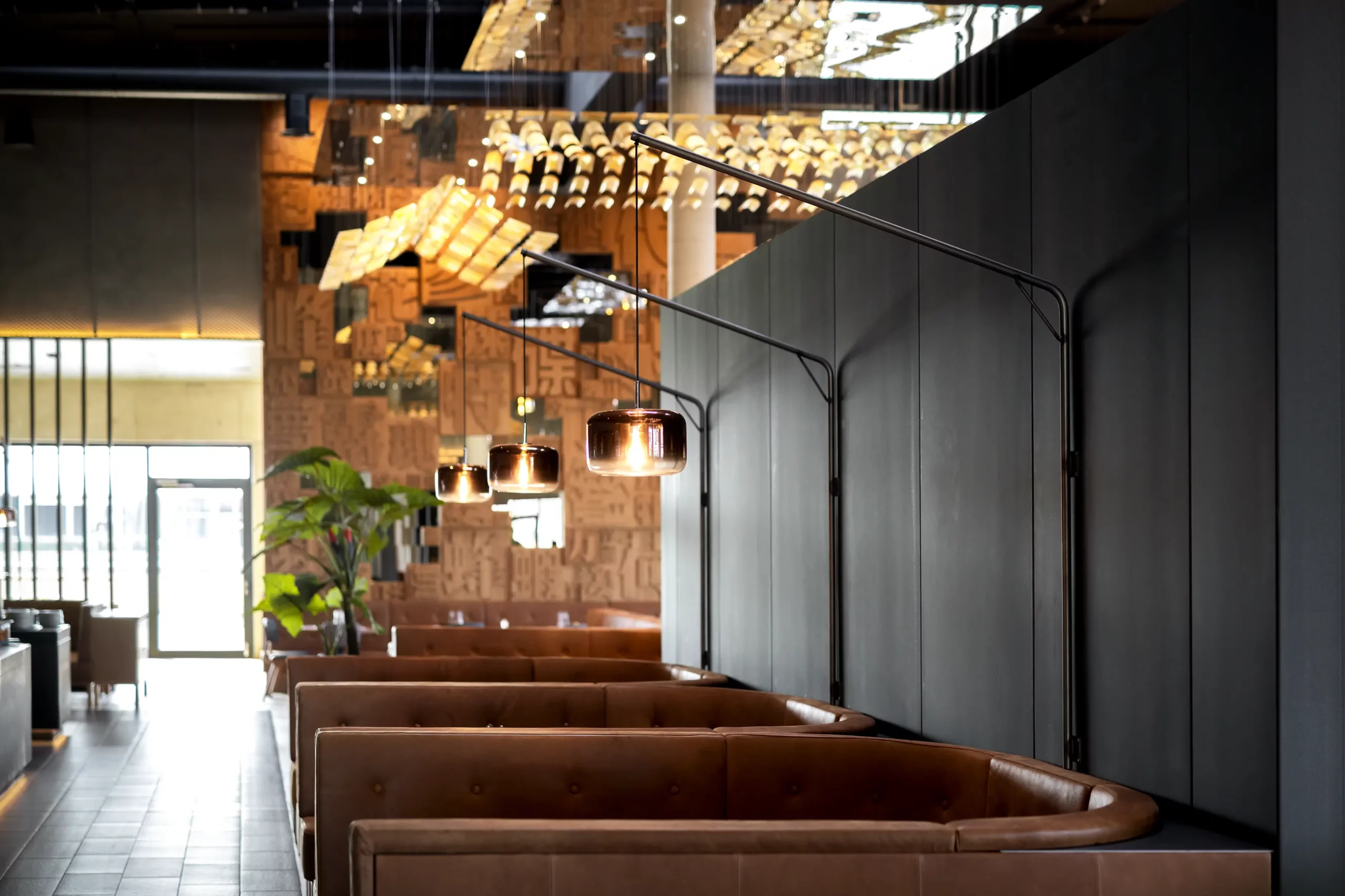 atmosphärisches Licht über Sitzecke in stilvoll eingerichtetem modernen asiatischem All-you-can-eat-Restaurant